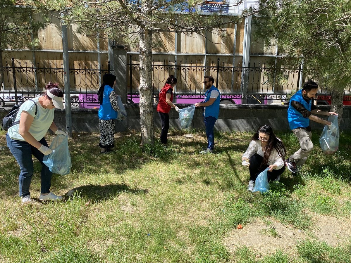 GSB_IpekyoluGM's tweet photo. Gelecek nesillere bırakabileceğimiz en değerli miras yaşanabilir bir çevredir.🚯

5 Haziran Dünya Çevre Günü münasebetiyle gönüllü gençlerimizle birlikte çevre temizliği etkinliği düzenledik. https://t.co/pKLTU3hcEI