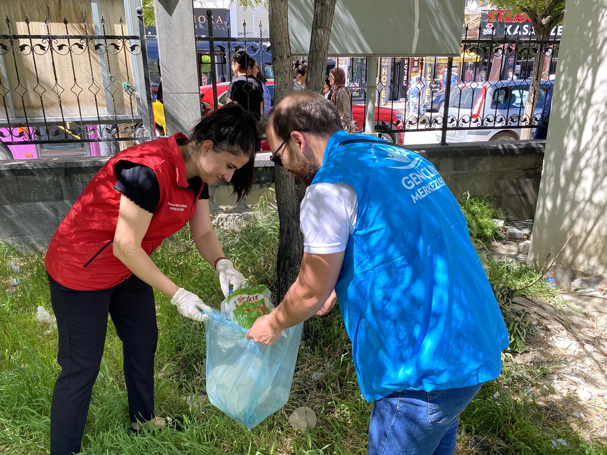 GSB_IpekyoluGM's tweet photo. Gelecek nesillere bırakabileceğimiz en değerli miras yaşanabilir bir çevredir.🚯

5 Haziran Dünya Çevre Günü münasebetiyle gönüllü gençlerimizle birlikte çevre temizliği etkinliği düzenledik. https://t.co/pKLTU3hcEI