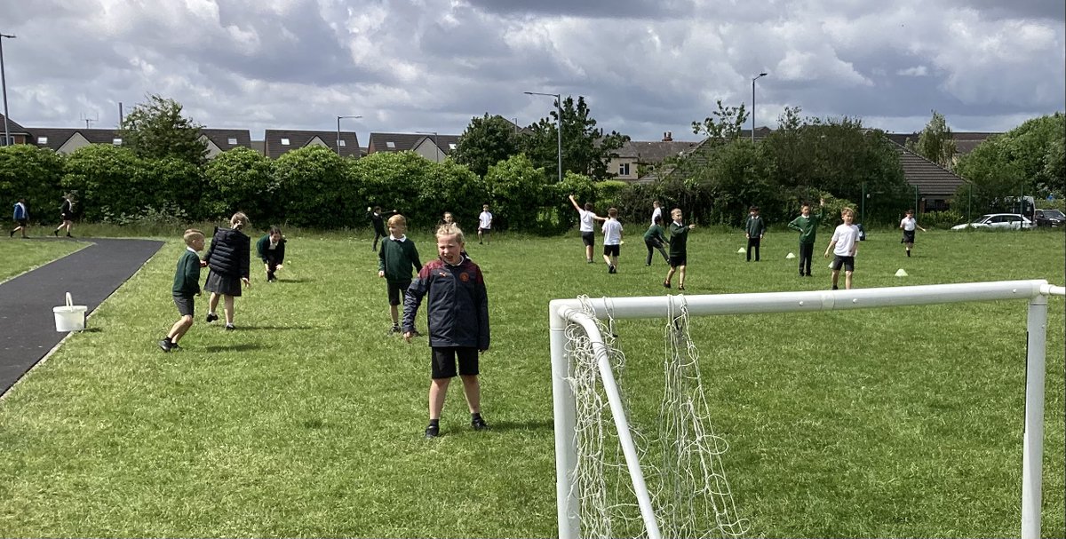 GatesSport's tweet photo. This is what #activelunchtime looked like today with @Kickstarterz.   Rounders, ‘throwing and catching’ and some Netball practise too.  #engagement #extracurricular #GatesPD https://t.co/7gMIdMlTBx