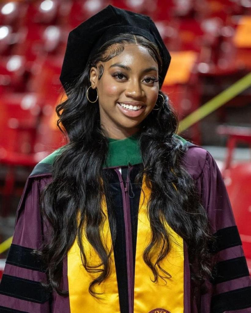 RaissaKassire's tweet photo. Une adolescente de Chicago du nom de Dorothy Jean Tillman vient de devenir la plus jeune personne au monde à obtenir un doctorat PHD à l'âge de 17 ans.  - Elle a suivi son premier cours universitaire à 10 ans.  - À l'âge de 14 ans, Dorothy Jean Tillman avait obtenu un diplôme d'associé, une licence et une maîtrise.    Respect ✊   Voilà le genre d’image qu’on devrait rendre virale sur les réseaux sociaux 🙌✊❤️ .