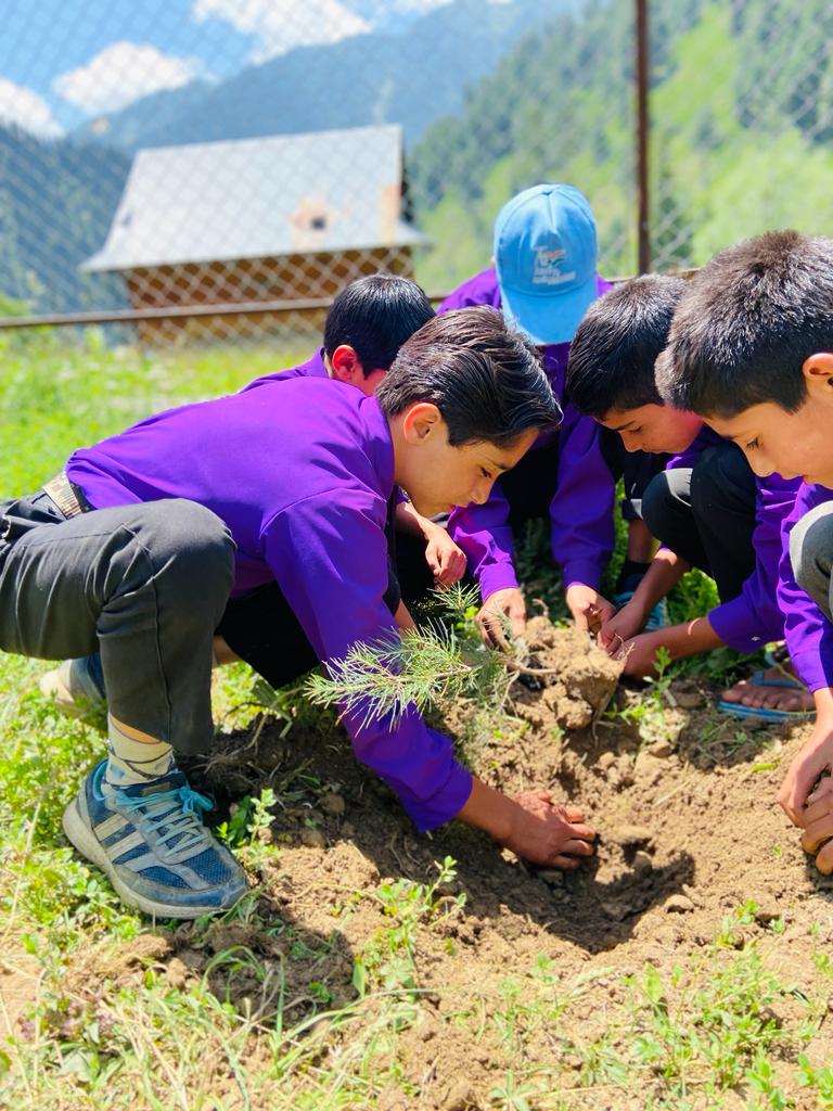 MuntahaMeer's tweet photo. The future of our planet is in our hands. Let's act now for a greener, cleaner tomorrow. Happy #WorldEnvironmentDay 🌍 🌿 🌱 🌳
#WorldEnvironmentDay
#GreenLegacy
#GreenWave
#EcoEvolution https://t.co/ug2UIXL2aT