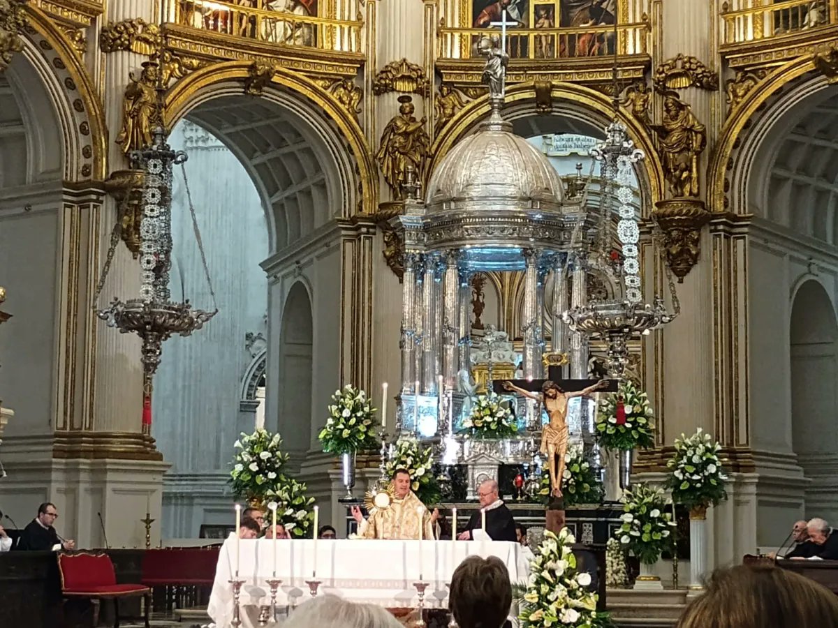 Santísimo Sacramento y Antigua Coronada tweet media