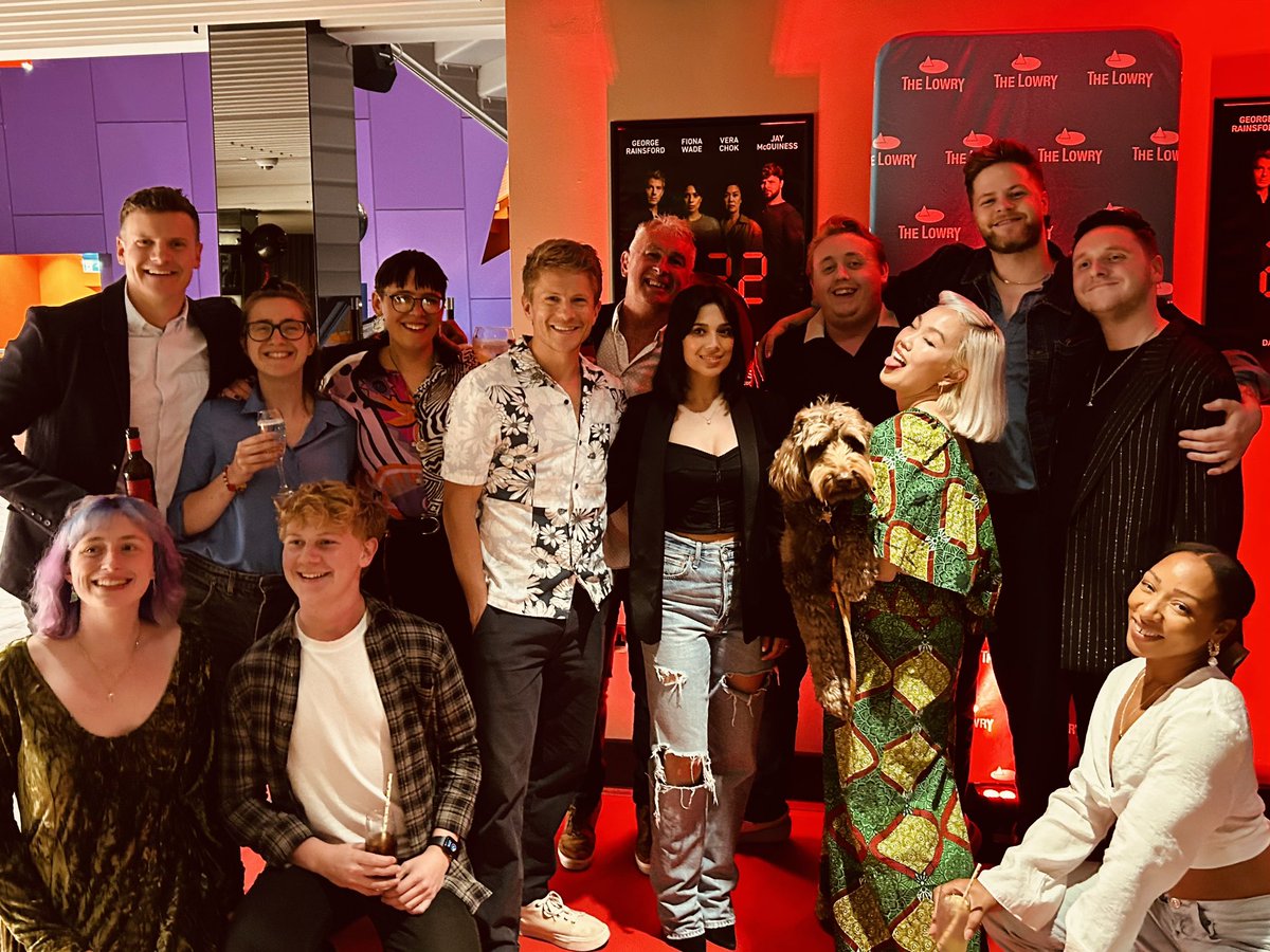 6 months on the road with this lovely lot, celebrating our record-breaking run of 2:22 A GHOST STORY at our Gala Night. 

👻 🎭 🎉 🥂 🍾