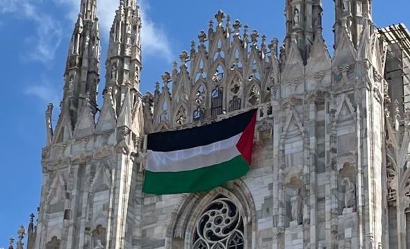 ultimoranet's tweet photo. FLASH— GAZA, ATTIVISTI ESPONGONO BANDIERA PALESTINA SUL DUOMO DI MILANO @ultimoranet https://t.co/M2NbAcXSzw