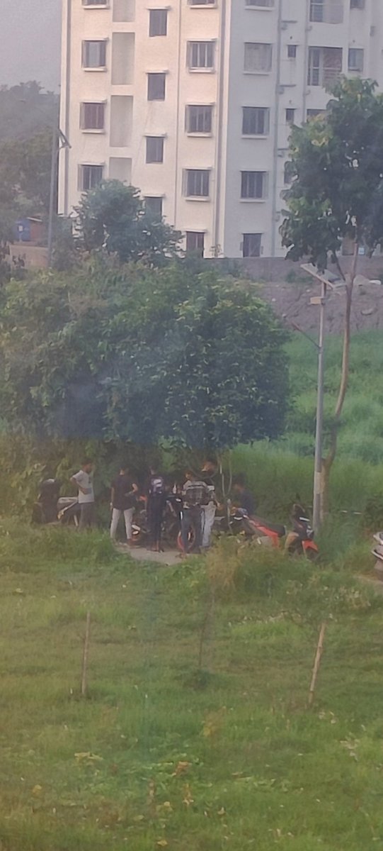 saawan_k's tweet photo. @bidhannagarpc @KolkataPolice 

Hello Kolkata Police,

It is to bring under your notice about the nuisance going on at Green verge 9 park, Street number 578, Action Area 2B, New town Kolkata.
You can see people getting inside the park with bikes and consuming liquor, shouting etc https://t.co/cobK9vqS2M