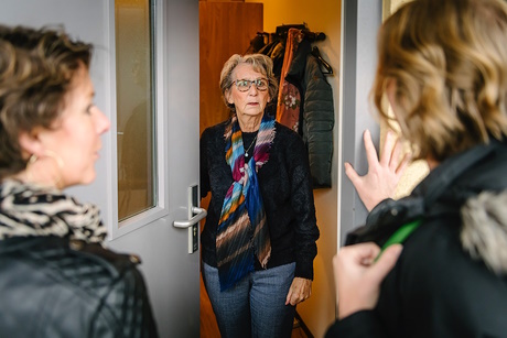 Criminelen worden steeds creatiever. Nepagenten troggelen waardevolle spullen af aan de deur. Vaak nadat je bent ☎️gebeld voor een afspraak.
De #politie vraagt je NOOIT om bezittingen af te staan. Vertrouw je het niet? 📞 0900-8844 of  bij spoed 112: politie.nl/onderwerpen/ba…