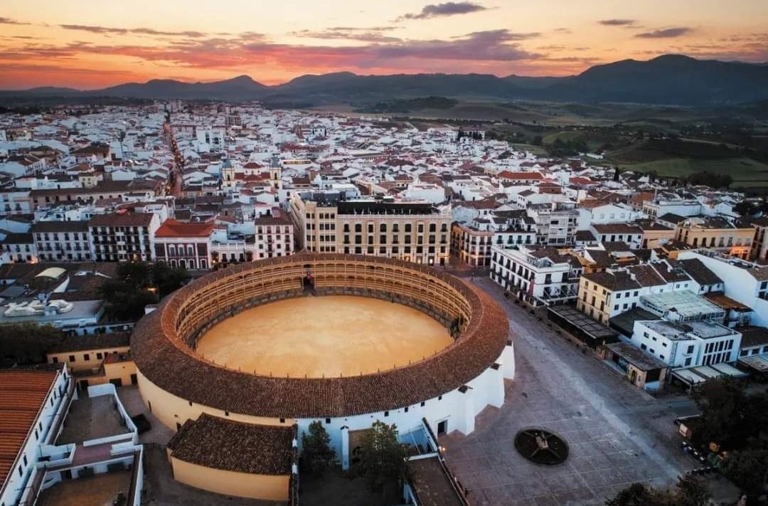 ÚLTIMA HORA!!!
La Real Maestra anuncia que se suspenden de forma preventiva todos los actos de la plaza de toros de Ronda que impliquen el llenado del graderío al ja er detectado problemas estructurales. NO HAY GOYESCA
