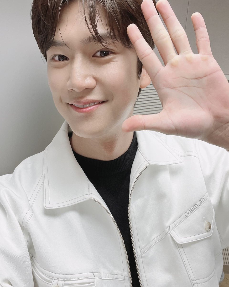 5連休が発生したので🖐🏻してるイヌ씨探していてやっと見つけた！おててにタコあるね！筋トレ？ゴルフ？ギター？まぁなんでも사랑해🙃💕