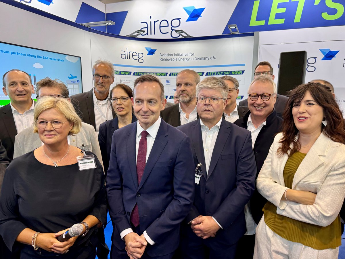 en2x_eV's tweet photo. Hoher Besuch am Gemeinschaftsstand von #en2x und #aireg: Bundesverkehrsminister Volker @Wissing informierte sich am Vormittag über Sustainable Aviation Fuels (#SAF) und die Zukunft des klimaschonenden Fliegens. #Molekülwende #Kerosin https://t.co/kSHxf0wMyJ