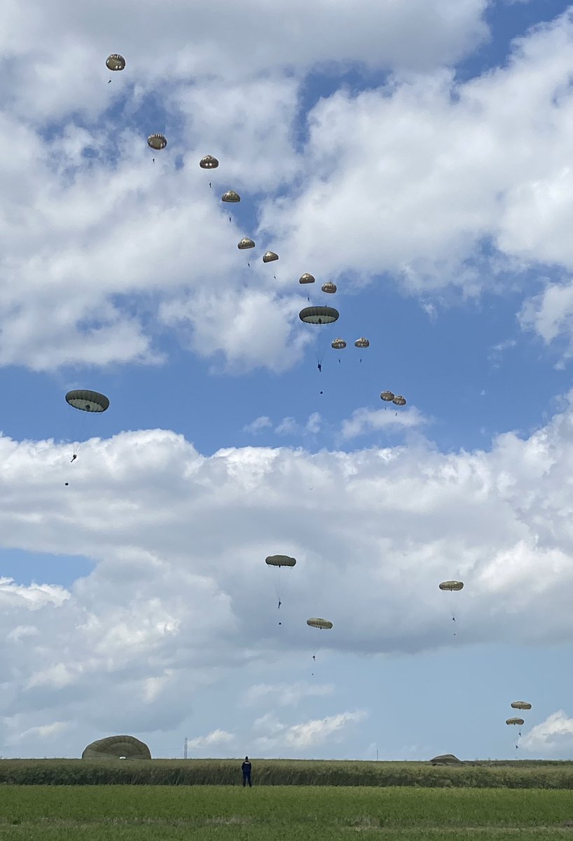 The paratroopers’ tribute. British🇬🇧, Belgian🇧🇪 and US🇺🇸 paratroopers jump into Normandy as part of #DDay80 commemorations, using a drop zone at Sannerville that 6th Airborne Division landed at in the early hours of 6th June 1944.