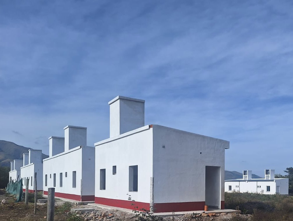 En La Caldera se reactivó la obra de 14 casas

🏡El nuevo barrio es ejecutado por el IPV y la Municipalidad. 

🏡Los trabajos se concentran en detalles de pintura, carpintería, instalación sanitaria y eléctrica

👉🏻salta.gob.ar/prensa/noticia…