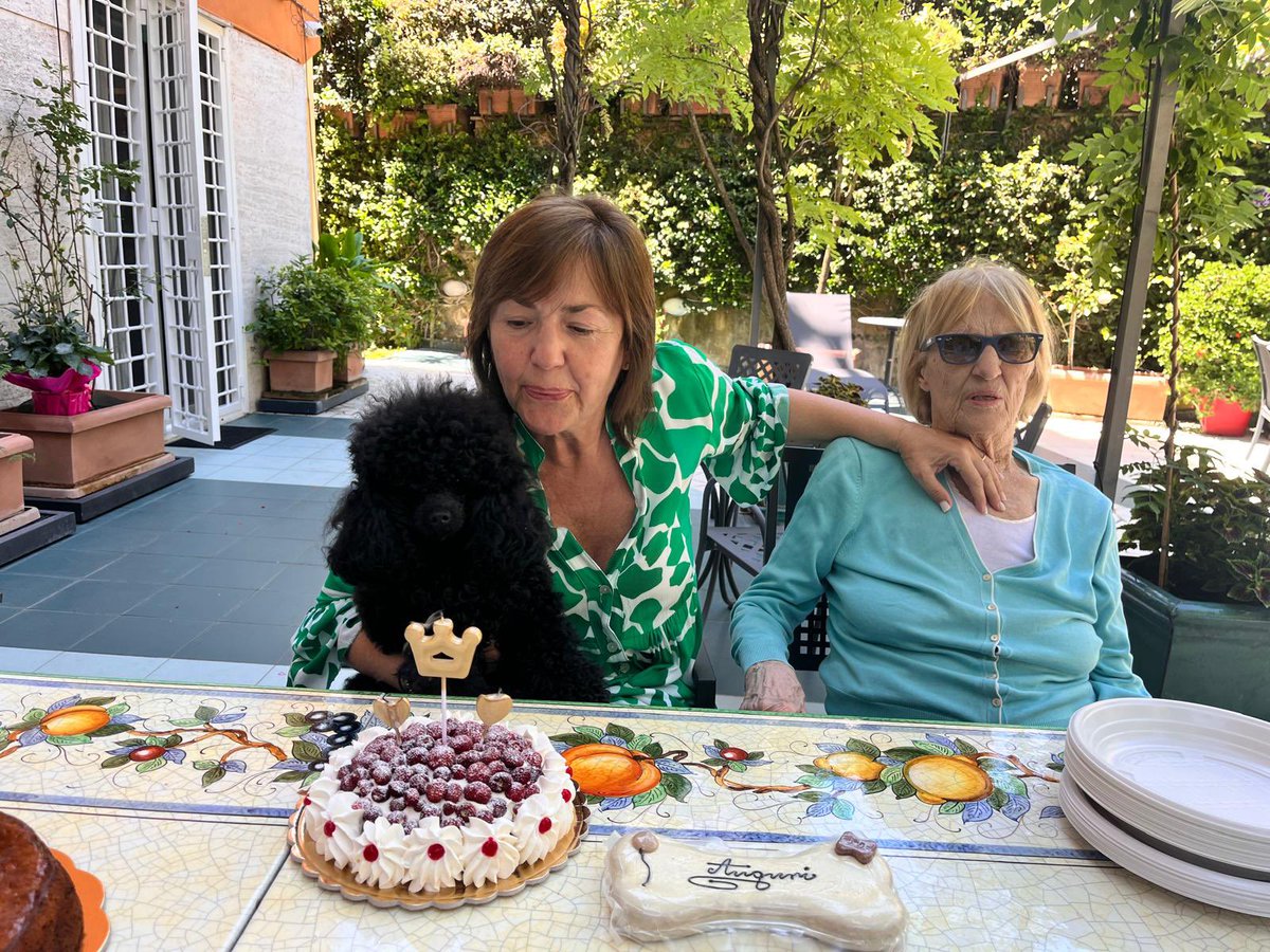 renatapolverini's tweet photo. Oggi la nostra #barboncina #vanessa compie #dueanni #auguri #buoncompleanno #happybirthday #5giugno #dog #pet 🎂🎂🍾🍾 https://t.co/bIsktqFh2i