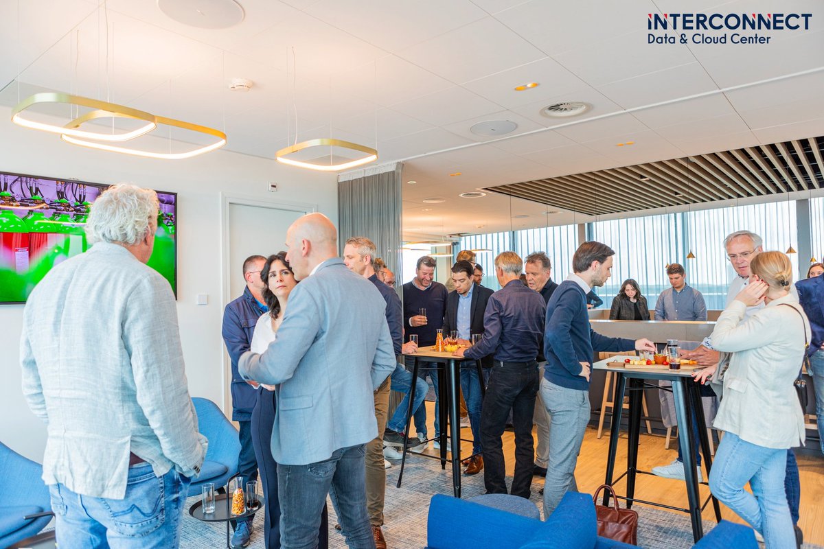 Interconnect's tweet photo. 𝗜𝗻𝘁𝗲𝗿𝗰𝗼𝗻𝗻𝗲𝗰𝘁 🤝 𝗡𝗮𝘁𝗶𝗼𝗻𝗮𝗹𝗲 𝗗𝗮𝘁𝗮𝗰𝗲𝗻𝘁𝗲𝗿 𝗗𝗮𝗴
Wij openden tijdens de Nationale #Datacenter Dag voor het eerst onze deuren in zowel 's-Hertogenbosch als Eindhoven. Wij kijken terug op een zeer geslaagde dag! https://t.co/FW4pAxG7CX