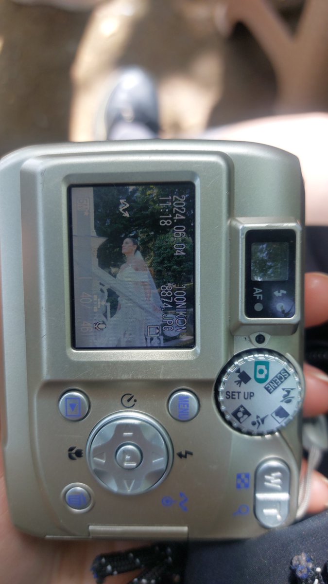 1 kere dolandırıldıktan sonra sonunda kamera aldımm. Ve düğün fotoğrafçısı oldum bence köşeyi dönerim