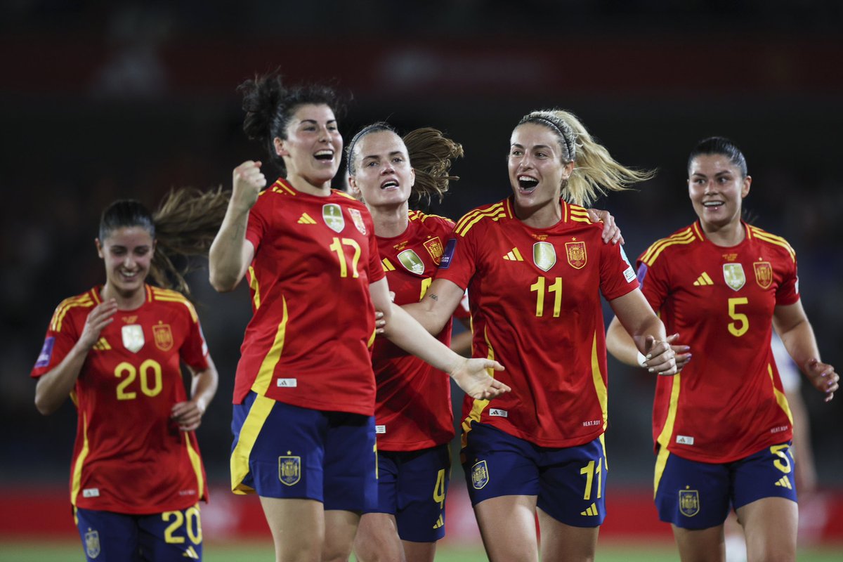 BeplayerGlobal's tweet photo. 🇪🇸 ¡Nuestra #Player @LuciaGarcia17 sella la victoria de España y el billete a la #WEURO de 2025!

⚽ Con un tanto en el minuto 93, la asturiana marca su gol 13 con la @SEFutbolFem y confirma su gran estado de forma🔝👏 

#LuciaGarcia #BePlayer #Futfem #España https://t.co/4ngmNWd9hC
