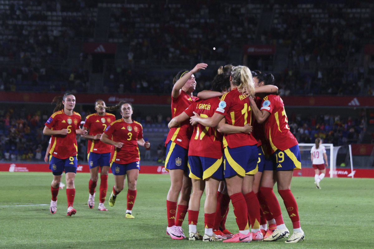 BeplayerGlobal's tweet photo. 🇪🇸 ¡Nuestra #Player @LuciaGarcia17 sella la victoria de España y el billete a la #WEURO de 2025!

⚽ Con un tanto en el minuto 93, la asturiana marca su gol 13 con la @SEFutbolFem y confirma su gran estado de forma🔝👏 

#LuciaGarcia #BePlayer #Futfem #España https://t.co/4ngmNWd9hC