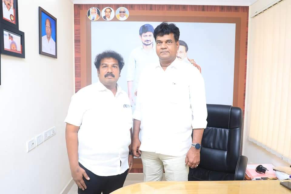 DrKalanidhiV's tweet photo. நடைபெற்று முடிந்த நாடாளுமன்றத் தேர்தலில் வெற்றி பெற்றதை யொட்டி ஆர்.கே நகர் சட்டமன்ற உறுப்பினர் அருமைச் சகோதரர் JJ Ebenezer Mla, பகுதி கழகச் செயலாளர்கள் இரா.லட்சுமணன், எஸ்.ஜெபதாஸ் பாண்டியன், மண்டலக் குழுத் தலைவர் நேதாஜி கணேசன், https://t.co/uhowMrS4AL