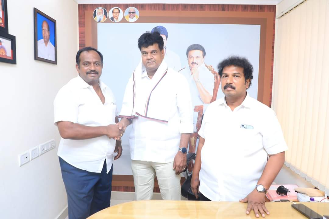 DrKalanidhiV's tweet photo. நடைபெற்று முடிந்த நாடாளுமன்றத் தேர்தலில் வெற்றி பெற்றதை யொட்டி ஆர்.கே நகர் சட்டமன்ற உறுப்பினர் அருமைச் சகோதரர் JJ Ebenezer Mla, பகுதி கழகச் செயலாளர்கள் இரா.லட்சுமணன், எஸ்.ஜெபதாஸ் பாண்டியன், மண்டலக் குழுத் தலைவர் நேதாஜி கணேசன், https://t.co/uhowMrS4AL
