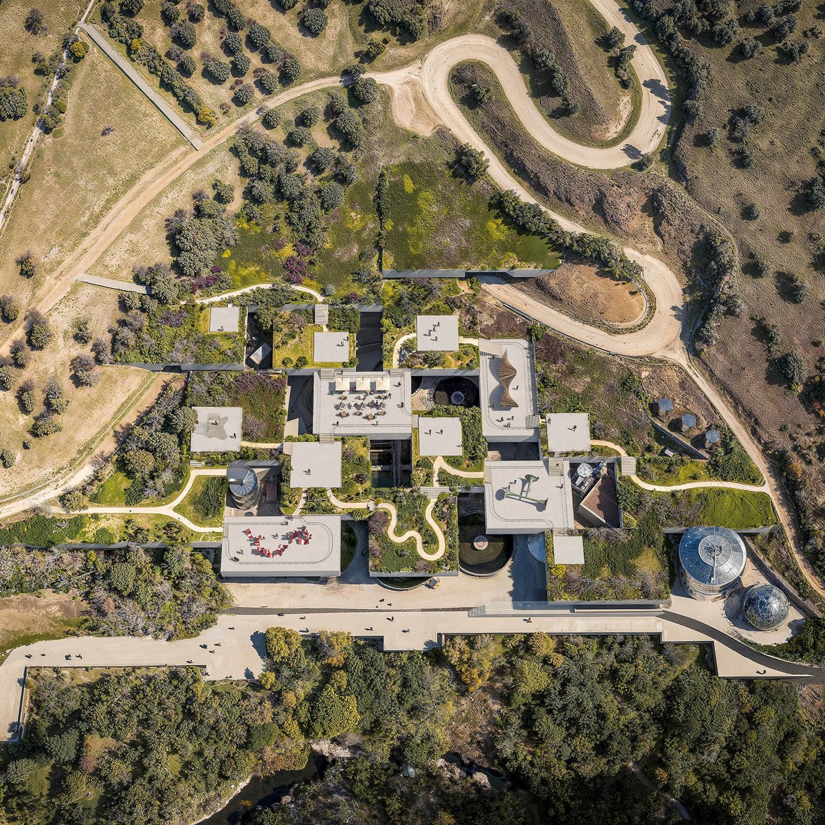 MASSLAB_PT's tweet image. On World Environment Day we reflect on how architecture can boost environmental care.
The Bragança ETAR transforms a public space for learning, showing how design preserves landscapes &amp;amp; educates on resource conservation. 
Designing for a hopeful future.  #WorldEnvironmentDay