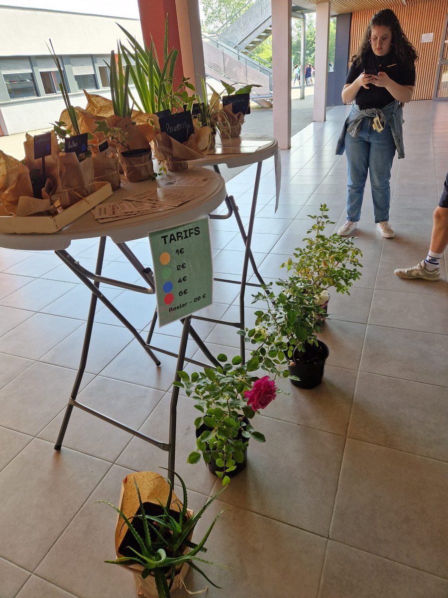 Merci pour l’accueil 🎉🎉
Merci au collège de <a href="/clg_Astarac_32/">👩‍🎓 Collège de l'Astarac, Mirande</a> de Mirande d avoir permis à nos élèves de premières MCV Option À de <a href="/32sep/">Sep AlainFournier 32</a> de réaliser leurs ventes de boutures et se rosiers, dans le cadre de leur chef d œuvre.