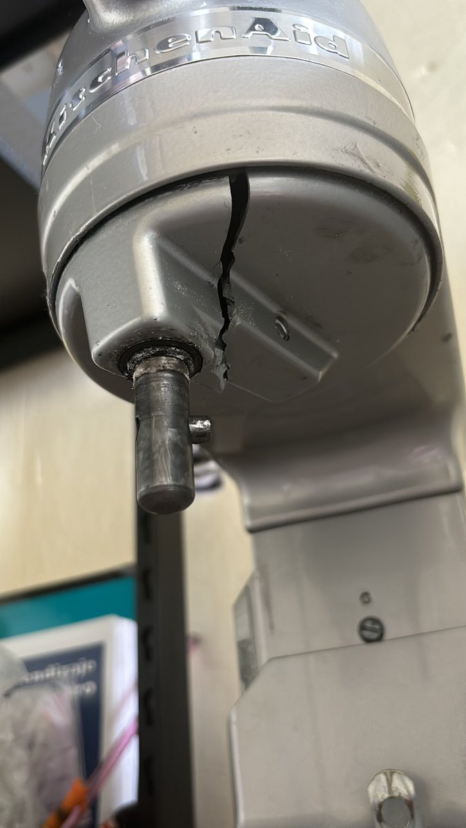 yazgrohll's tweet photo. En mi experiencia, jamás vuelvo a comprar una batidora @KitchenAidMex 
La primera vez que esto pasó, tardaron más de 2 meses en entregármela, me dijeron que no le pusieron la pieza original por qué no había y pues se volvió a romper https://t.co/MqlvHMtrrT