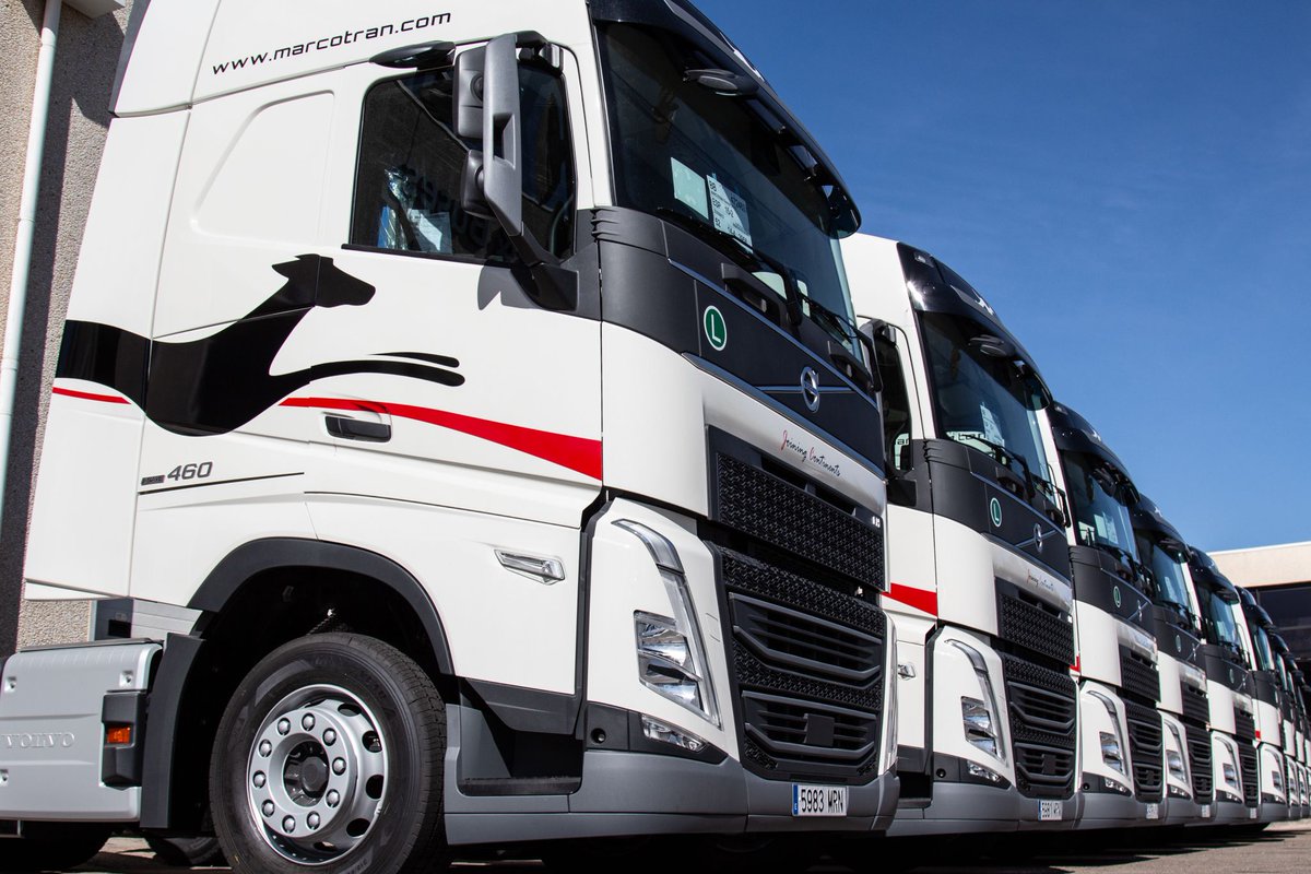 VolvoTrucks_es's tweet photo. ¡Nuevas entregas #VolvoTrucks! 🚚🤝

@MarcotranGroup , empresa referente de transporte y logística en España, ha adquirido 35 camiones Volvo FH 460 con I-Save, que destacan por su eficiencia y el bajo consumo de combustible. Las primeras 20 unidades ya han sido entregadas y empiezan a rodar, ¡buena ruta!

#VolvoTrucks #Eficiencia #VolvoFH #ISave