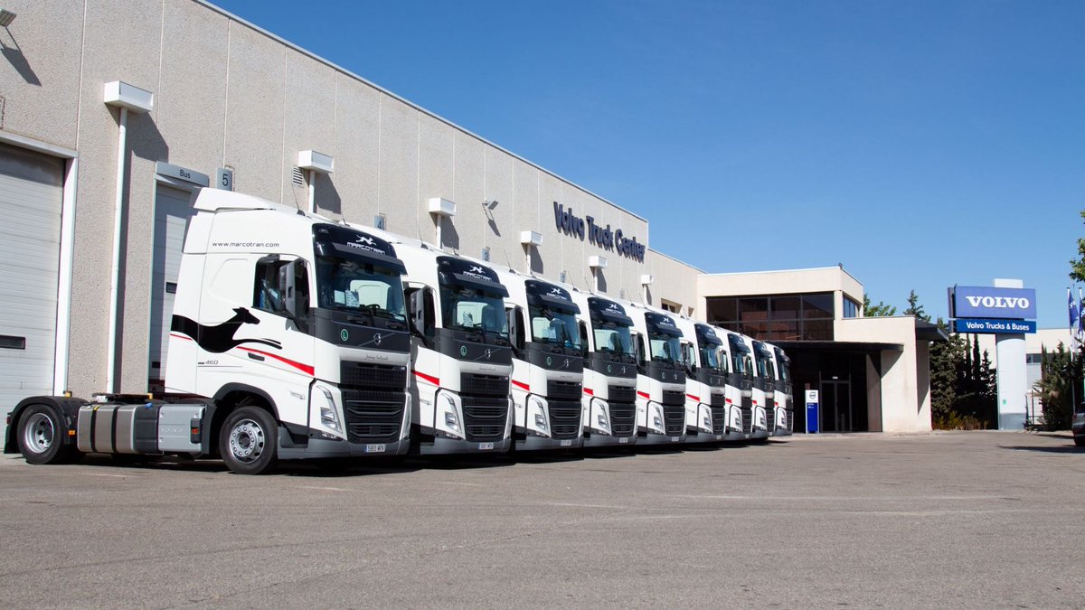 VolvoTrucks_es's tweet photo. ¡Nuevas entregas #VolvoTrucks! 🚚🤝

@MarcotranGroup , empresa referente de transporte y logística en España, ha adquirido 35 camiones Volvo FH 460 con I-Save, que destacan por su eficiencia y el bajo consumo de combustible. Las primeras 20 unidades ya han sido entregadas y empiezan a rodar, ¡buena ruta!

#VolvoTrucks #Eficiencia #VolvoFH #ISave