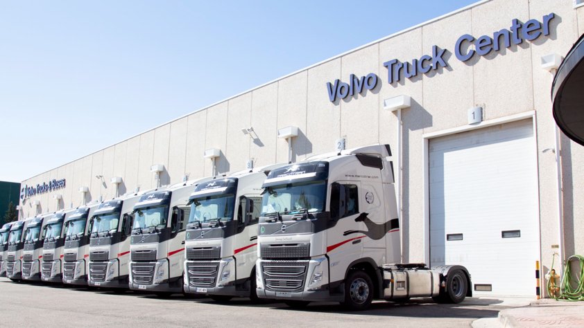 VolvoTrucks_es's tweet photo. ¡Nuevas entregas #VolvoTrucks! 🚚🤝

@MarcotranGroup , empresa referente de transporte y logística en España, ha adquirido 35 camiones Volvo FH 460 con I-Save, que destacan por su eficiencia y el bajo consumo de combustible. Las primeras 20 unidades ya han sido entregadas y empiezan a rodar, ¡buena ruta!

#VolvoTrucks #Eficiencia #VolvoFH #ISave