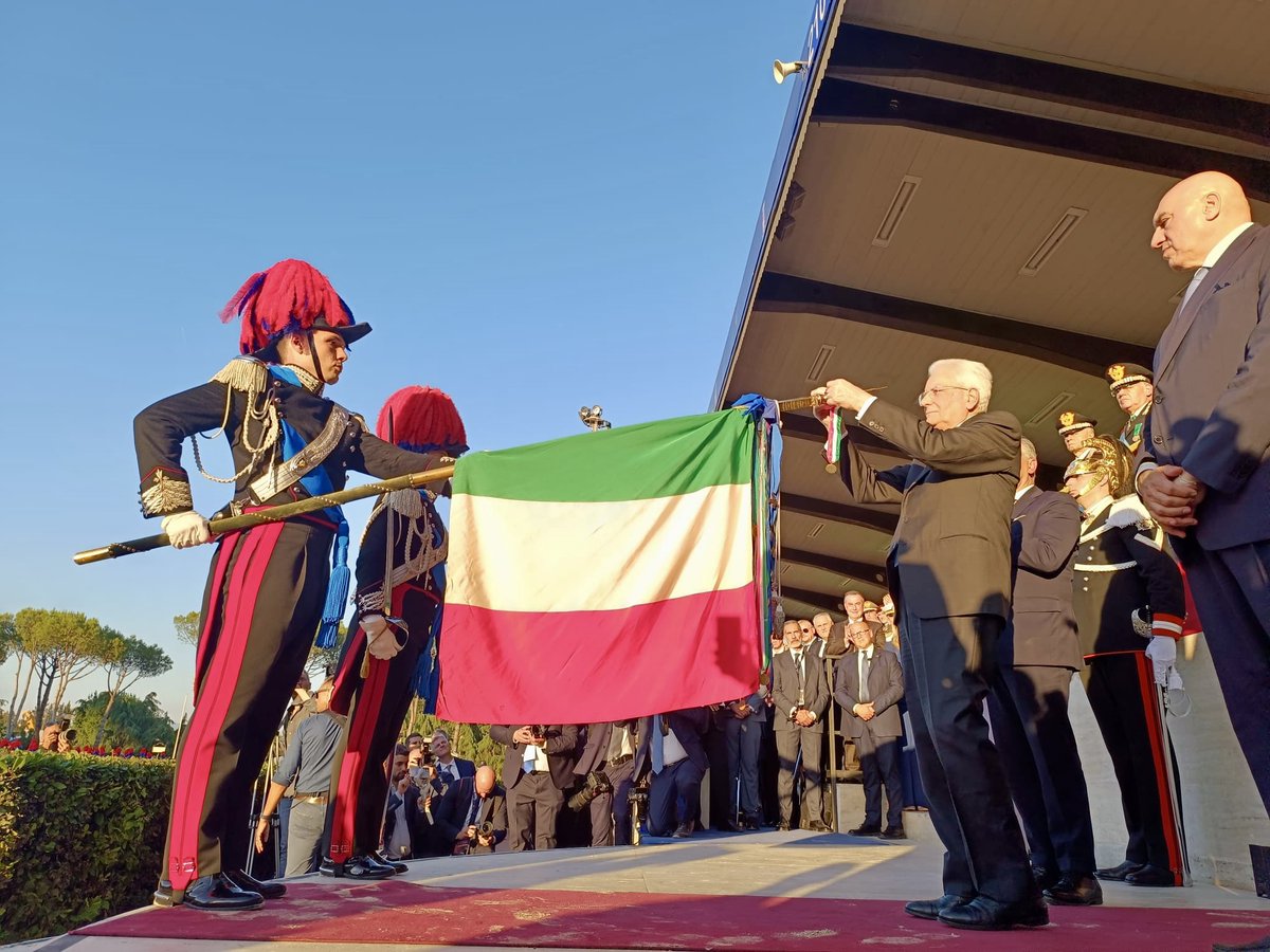 Presidio di legalità, luogo di ascolto e di accoglienza. Lungo 210 anni, le Stazioni #Carabinieri hanno accompagnato la storia del Paese e la quotidianità degli Italiani. Il Presidente #Mattarella consegna la Medaglia d’Oro al Valor Civile alla Bandiera dell’Arma
#FestArma2024