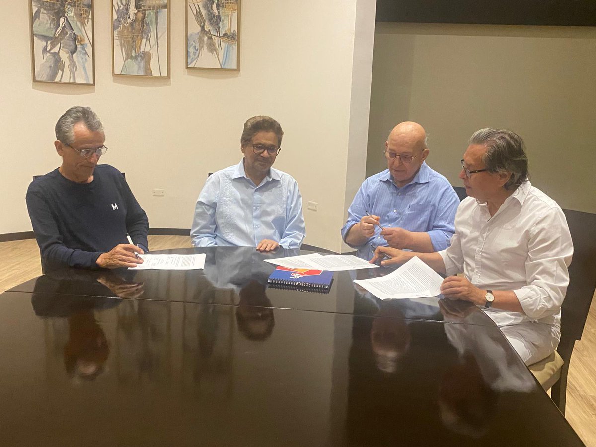 ComisionadoPaz's tweet photo. #AvanzaLaPaz | ✍️ Este 5 de junio se firmó en #Caracas (Venezuela), el acuerdo para el inicio formal de los diálogos de paz con la autodenominada Segunda Marquetalia - Ejército Bolivariano.

🤔¿Cómo será este proceso? Te lo contamos en este 🧵👇 https://t.co/o9lT01iadA