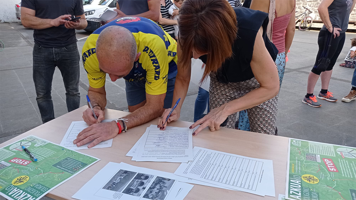 IrunNosMata's tweet photo. @SOSterritorios @gob_na El mega #ProyectoEólico #AZKUA es una muestra del nivel de destrucción y devastación al que están sometiendo a los #Territorios de #EuskalHerria.
Hablan de #Sostenibilidad y lo arrasan todo.
Para firmar, tenéis #CódigoQr en parte superior derecha del cartel, en recuadro amarillo. https://t.co/Z3v301oEF0