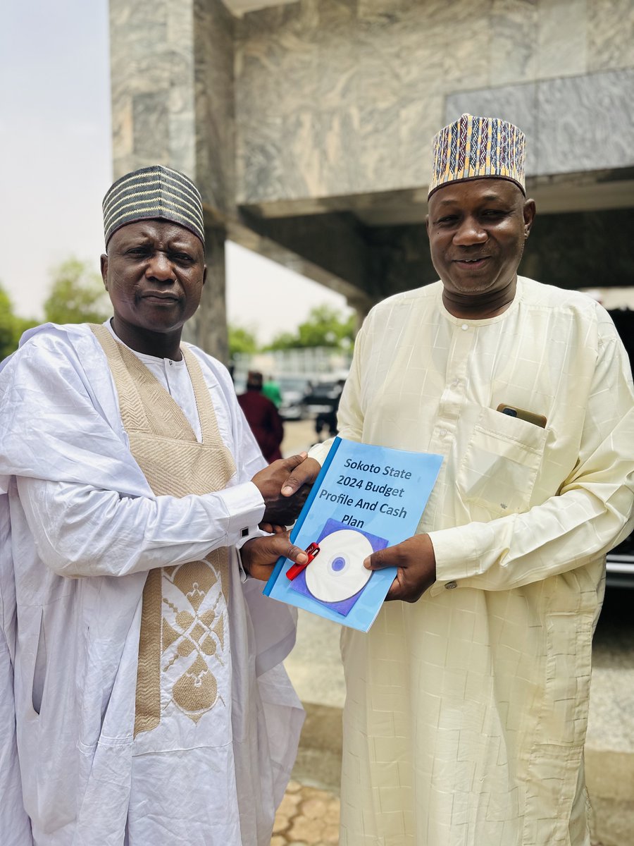 Today, State2State presented the 2024 Sokoto State Budget Profile and Cash Plan to the State Commissioner for Budget at the Government House. The Commissioner expressed gratitude to State2State for our support in developing the document and pledged to ensure its implementation.