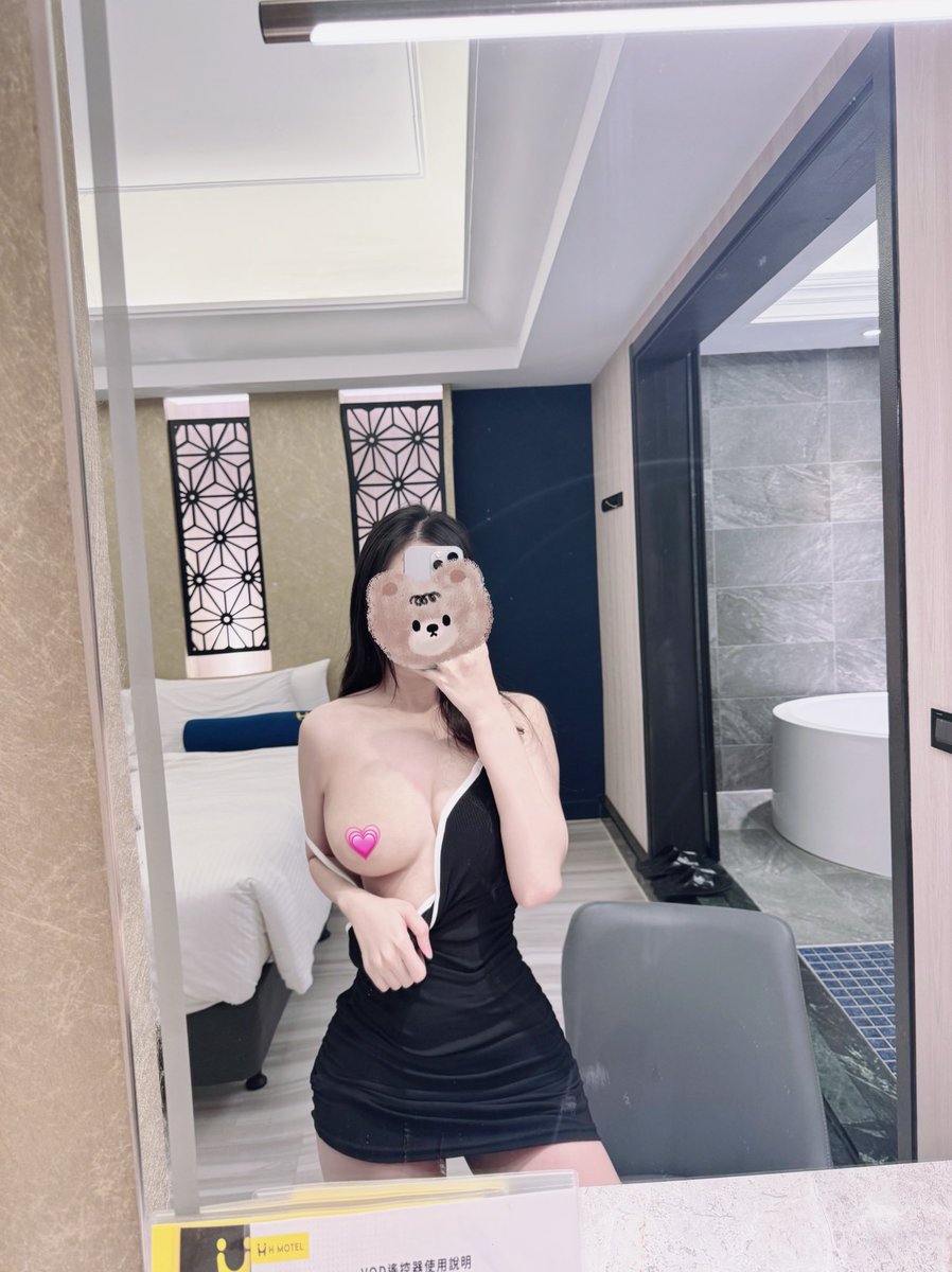 BM81990's tweet photo. 有人說我胸部好軟很好摸，開心😍
會有人摸看看的嗎 https://t.co/uw4j11yZlS