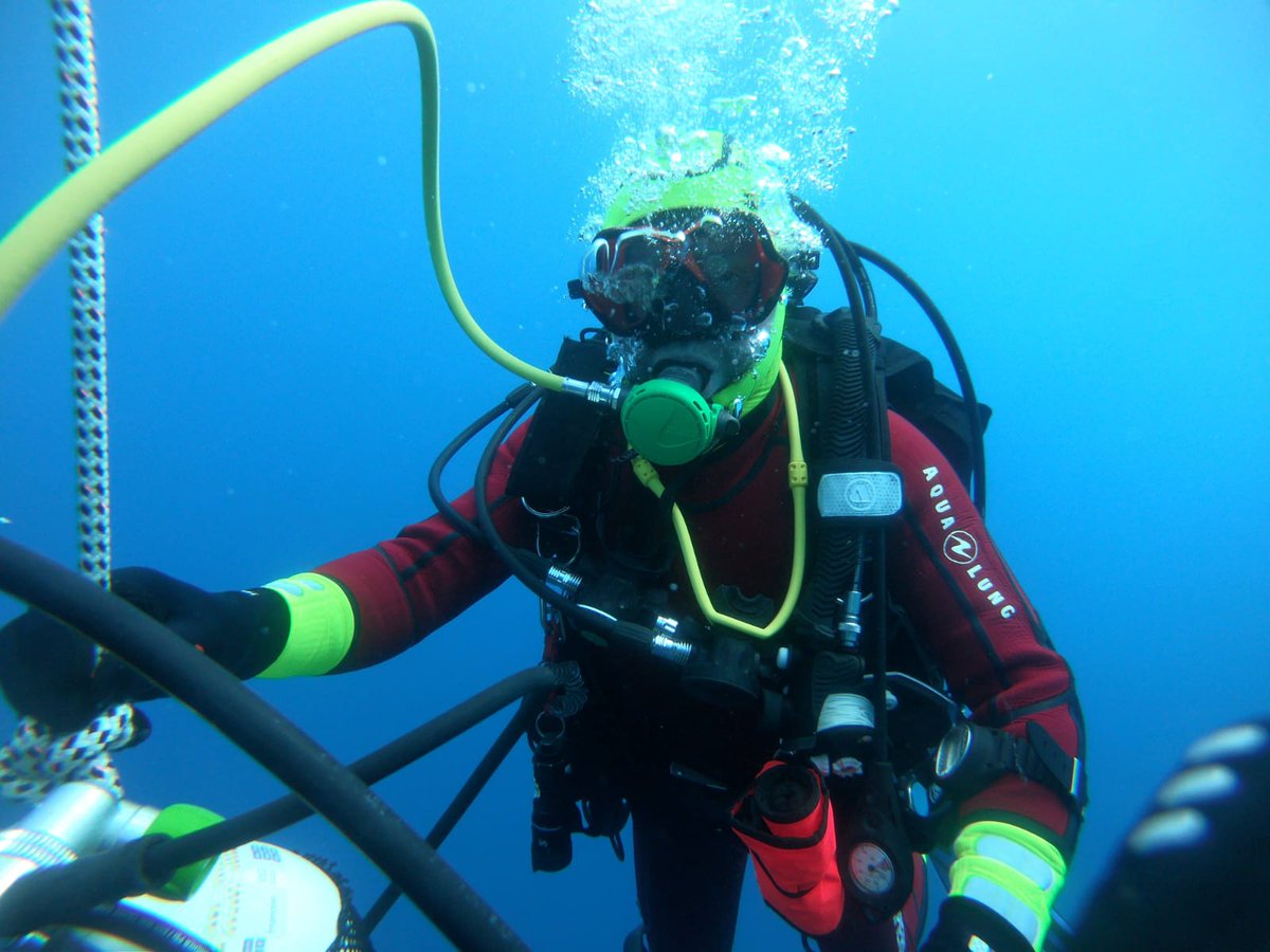 SDIS71's tweet photo. #Plongée | Test annuels d’aptitude en eaux profondes pour neuf plongeurs @SDIS71.
➡ Tests selon niveau d’habilitation 30m/50m.
➡Exercices sauvetage &amp; assistance à plongeurs. 
➡MSP.
✅2 infirmiers sapeurs-pompiers également formés au #SSO en intervention secours nautique. https://t.co/T5xWBPy0Tj