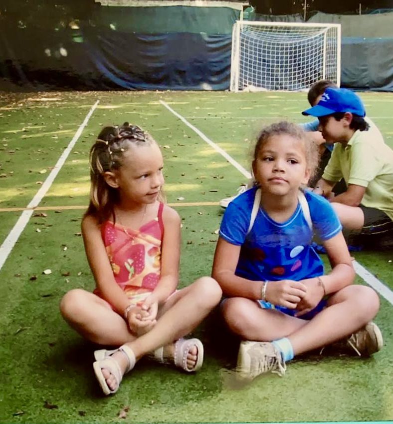 matmosciatti11's tweet photo. Bravissimo coach Renzo #Furlan, ma bravissimo anche Ivano #Pieri, primo maestro di Jasmine #Paolini e papà di Jessica (nelle foto con Jasmine) e delle altre terribili sorelline che stanno provando la scalata tra le grandi. Da bimba a campionessa, storia 💫 #RolandGarros #tennis https://t.co/aINNlXp2vN
