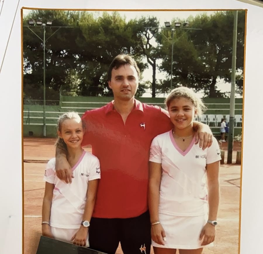 matmosciatti11's tweet photo. Bravissimo coach Renzo #Furlan, ma bravissimo anche Ivano #Pieri, primo maestro di Jasmine #Paolini e papà di Jessica (nelle foto con Jasmine) e delle altre terribili sorelline che stanno provando la scalata tra le grandi. Da bimba a campionessa, storia 💫 #RolandGarros #tennis https://t.co/aINNlXp2vN