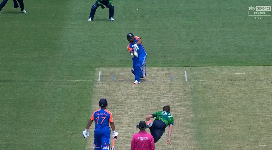 sai_whispers's tweet photo. #RohitSharma left the field with shoulder injury !
#T20IWorldCup2024 #INDvsIRE #CricketinUS https://t.co/YSg4IDqaP5
