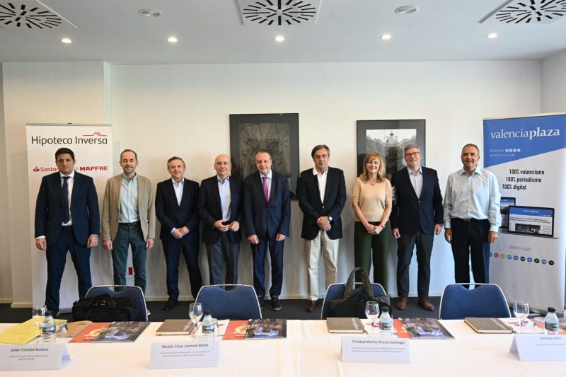 Todo un placer debatir hoy en el desayuno de <a href="/valenciaplaza/">Valencia Plaza</a> sobre Hipoteca Inversa. Como siempre, enriquecedora la interacción con el resto de invitados (Trinidad Martin-Orozco, Directora general Santander MAPFRE Hipoteca Inversa, <a href="/JulianTrinchet/">Julián Trinchet</a>, <a href="/DevesaCarpio/">José Enrique Devesa Carpio</a>, Christian Dürr)