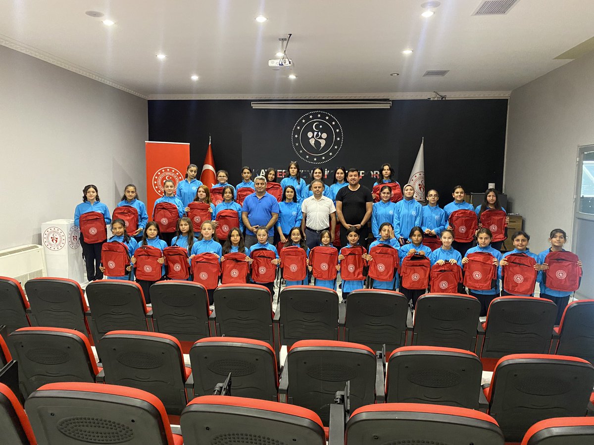 Valimiz Sayın Gökmen Çiçek'in talimatları doğrultusunda İl Müdürümüz Ali İhsan Kabakcı'dan Eşofman takımlarımızı aldık Valimiz Sayın Gökmen Çiçek'e ve İl Müdürümüz Ali İhsan Kabakcı'ya teşekkür ediyoruz. <a href="/KABAKCI46/">Ali İhsan Kabakcı</a>  <a href="/gokmen_cicek_/">Gökmen Çiçek</a> <a href="/ali__kayseri/">Ali KILIÇ</a> <a href="/buzkayaali/">Ali BUZKAYA</a> <a href="/ahmetin38/">ahmetin</a>