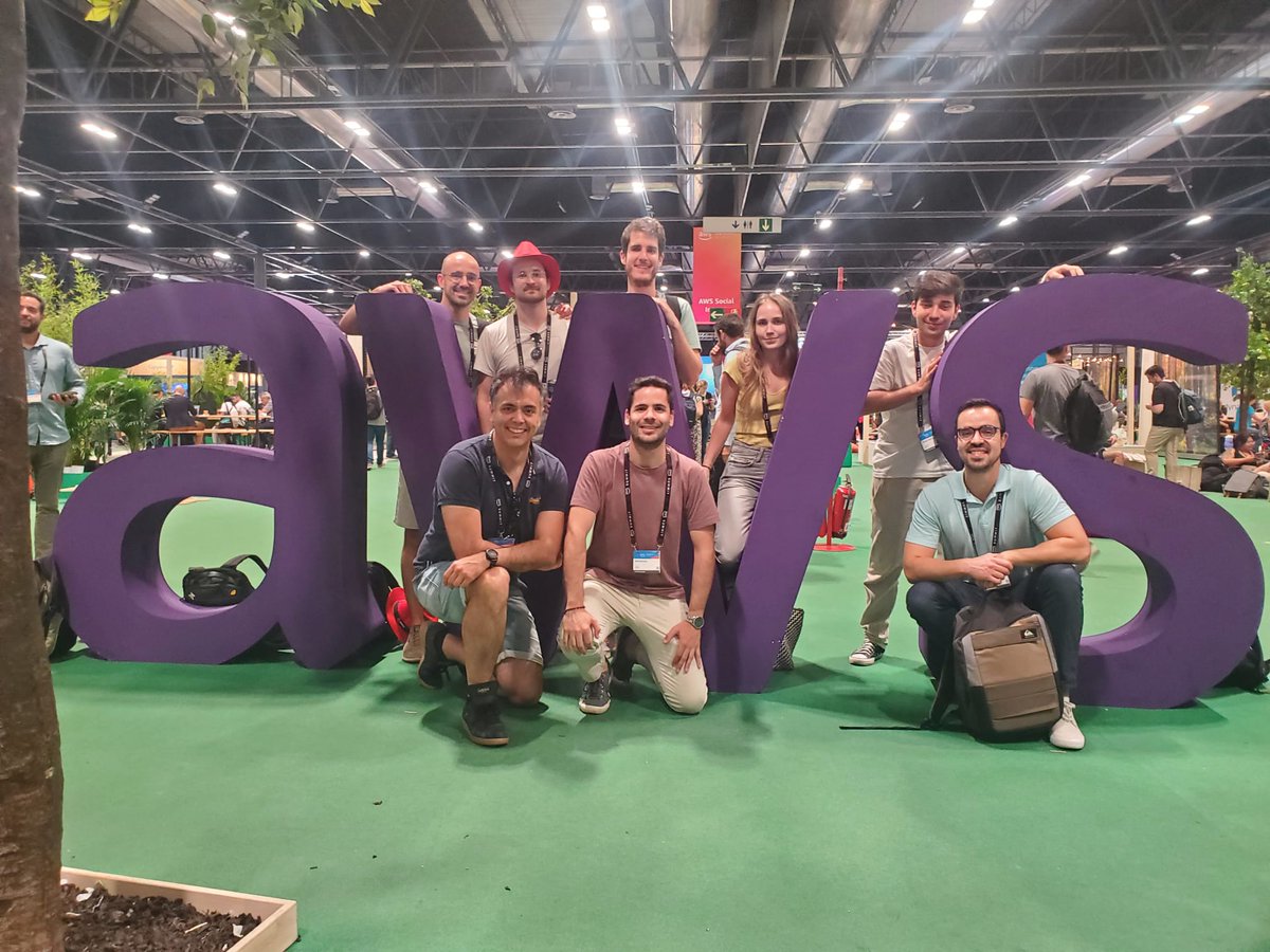 Nuestro equipo de IA está en la AWS Summit de Madrid compartiendo experiencias sobre cómo como desarrollar y desplegar modelos de IA para salud 🚀