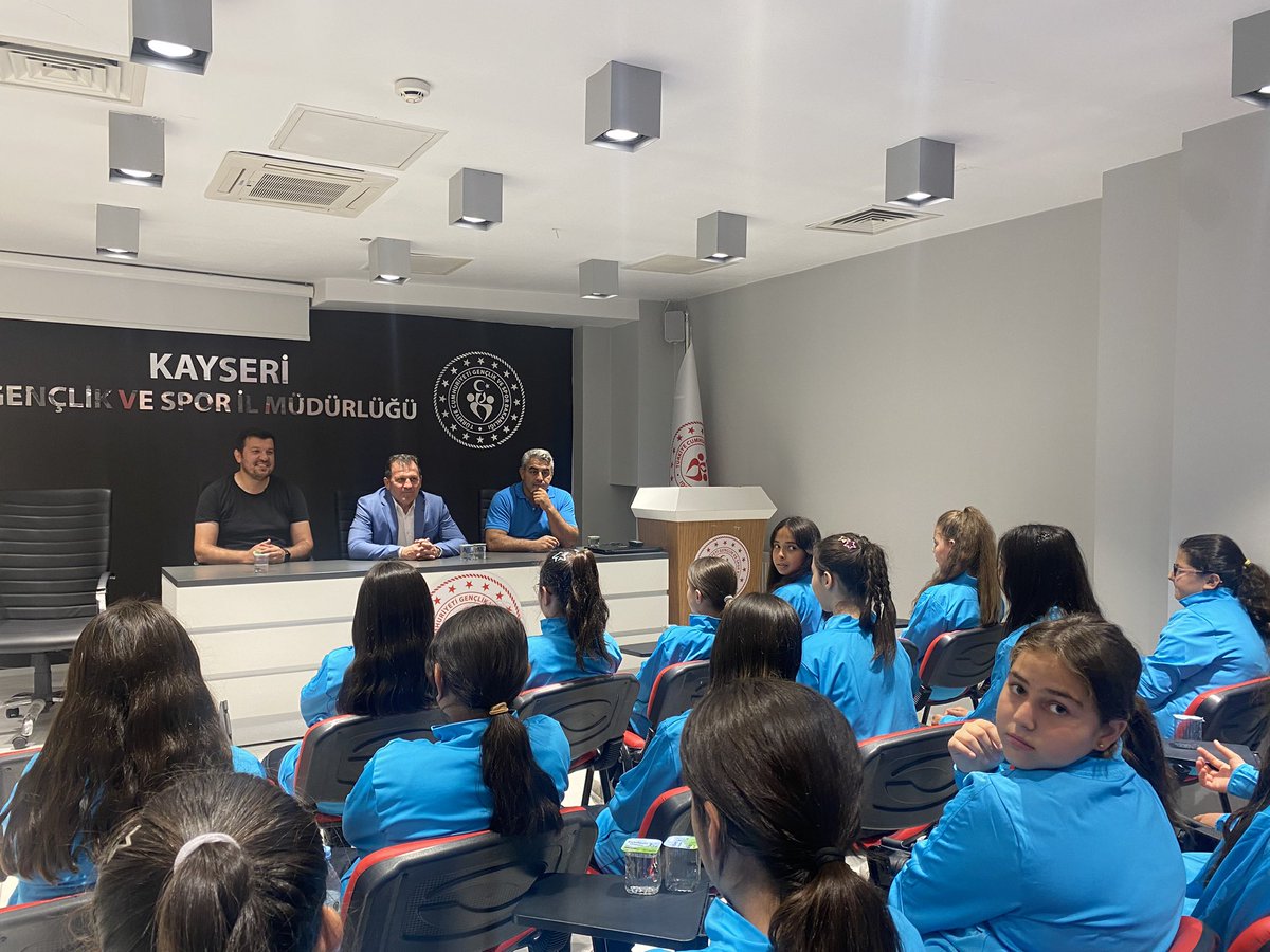 Valimiz Sayın Gökmen Çiçek'in talimatları doğrultusunda İl Müdürümüz Ali İhsan Kabakcı'dan Eşofman takımlarımızı aldık Valimiz Sayın Gökmen Çiçek'e ve İl Müdürümüz Ali İhsan Kabakcı'ya teşekkür ediyoruz. <a href="/KABAKCI46/">Ali İhsan Kabakcı</a>  <a href="/gokmen_cicek_/">Gökmen Çiçek</a> <a href="/ali__kayseri/">Ali KILIÇ</a> <a href="/buzkayaali/">Ali BUZKAYA</a> <a href="/ahmetin38/">ahmetin</a>