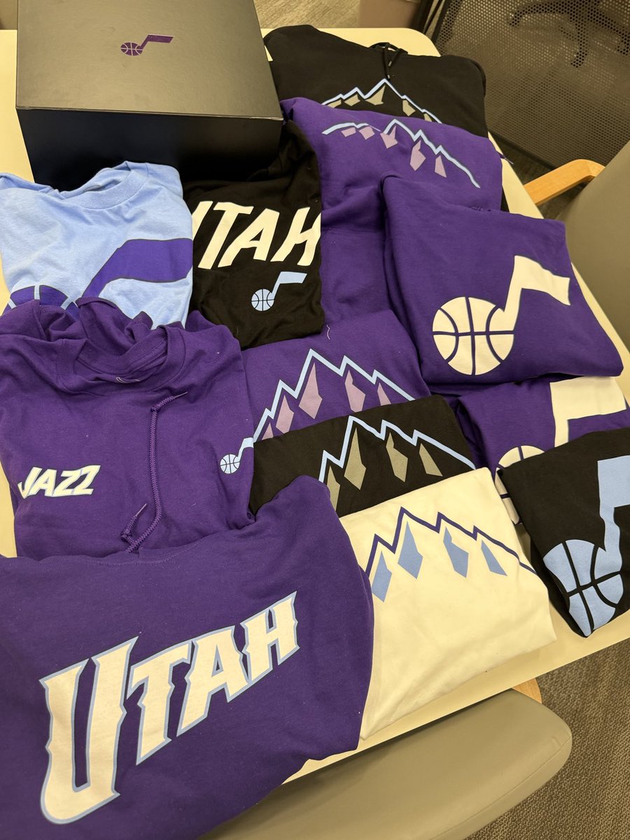 RyanQualtrics's tweet image. just walked into this on the desk 🔥
#takenote #mountainbasketball