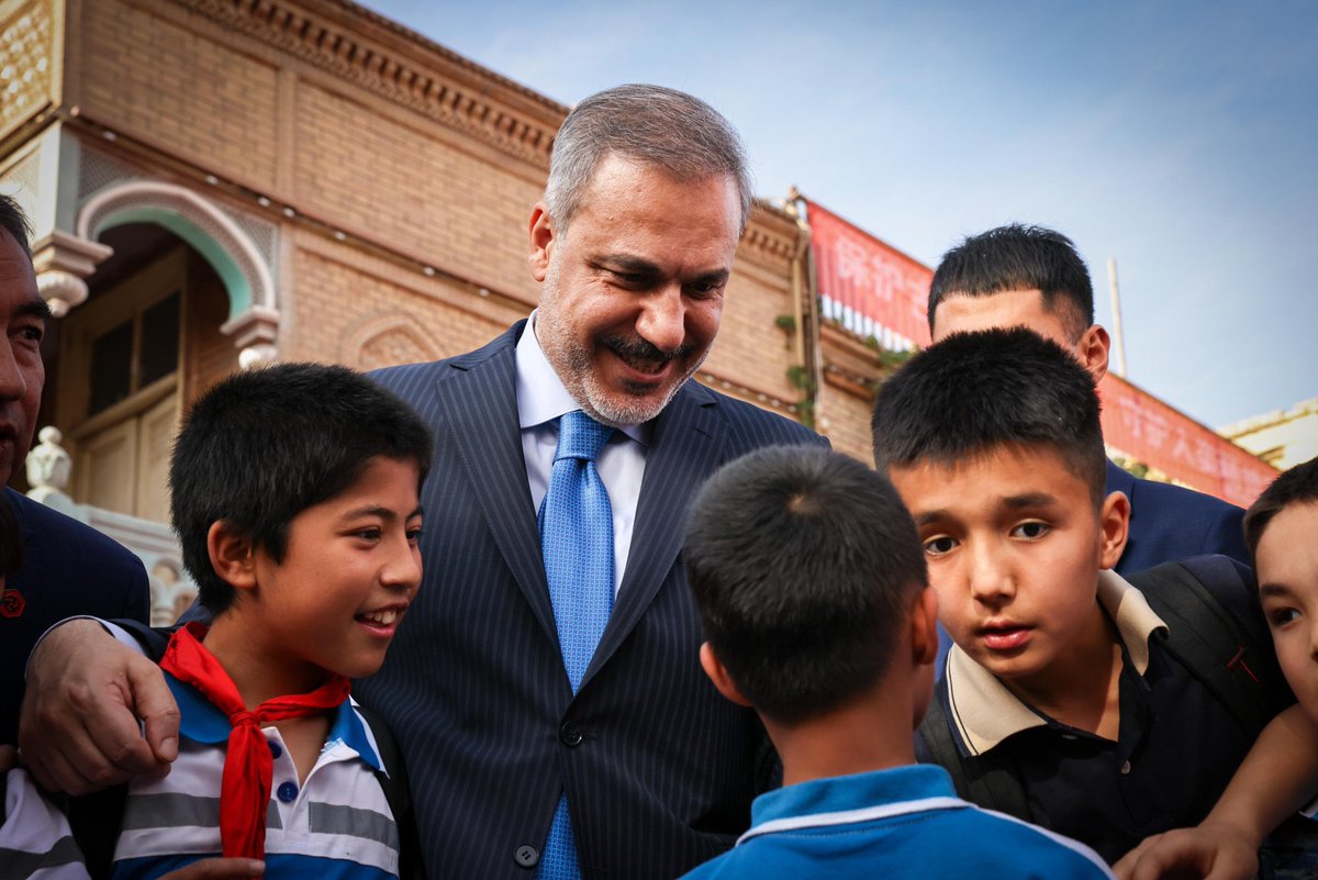 Dışişleri Bakanımız @HakanFidan Atayurdu Doğu Türkistanı ziyaretinde Kaşgar şehrindeki tarihi mekanlardan Yusuf Has Hacib Türbesi ve Iydgâh Camii’ni de ziyaret etti ablalarıyla kardeşleriyle kucaklaştı onlardaki hüznün endişenin farkındaydı