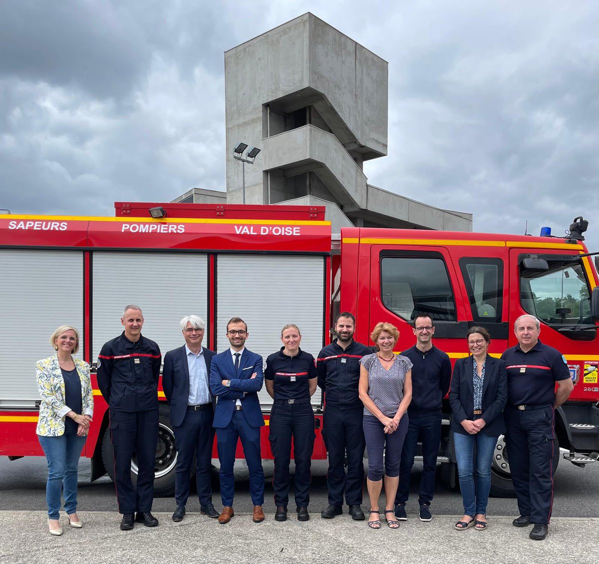 Sdis_95's tweet photo. [#Attractivité] - Ce matin, des représentants des filières RH et communication des 4 #Sdis #IDF étaient réunis au Centre de formation départemental des #Pompiers95 pour échanger autour du thème de l’#attractivité et poursuivre les projets mutualisés déjà engagés.

👉 Au programme de cette matinée, un atelier d’intelligence collective, porté par la Colonelle @blandinelefort_ , directrice adjointe des #Pompiers95, avec 3 objectifs :
✅ Définir une identité et des valeurs communes
✅ Rendre les Sdis IDF plus lisibles
✅ Faire de nos valeurs partagées, un ADN fort !

Des travaux qui seront à poursuivre dans les mois à venir.

Merci à tous !