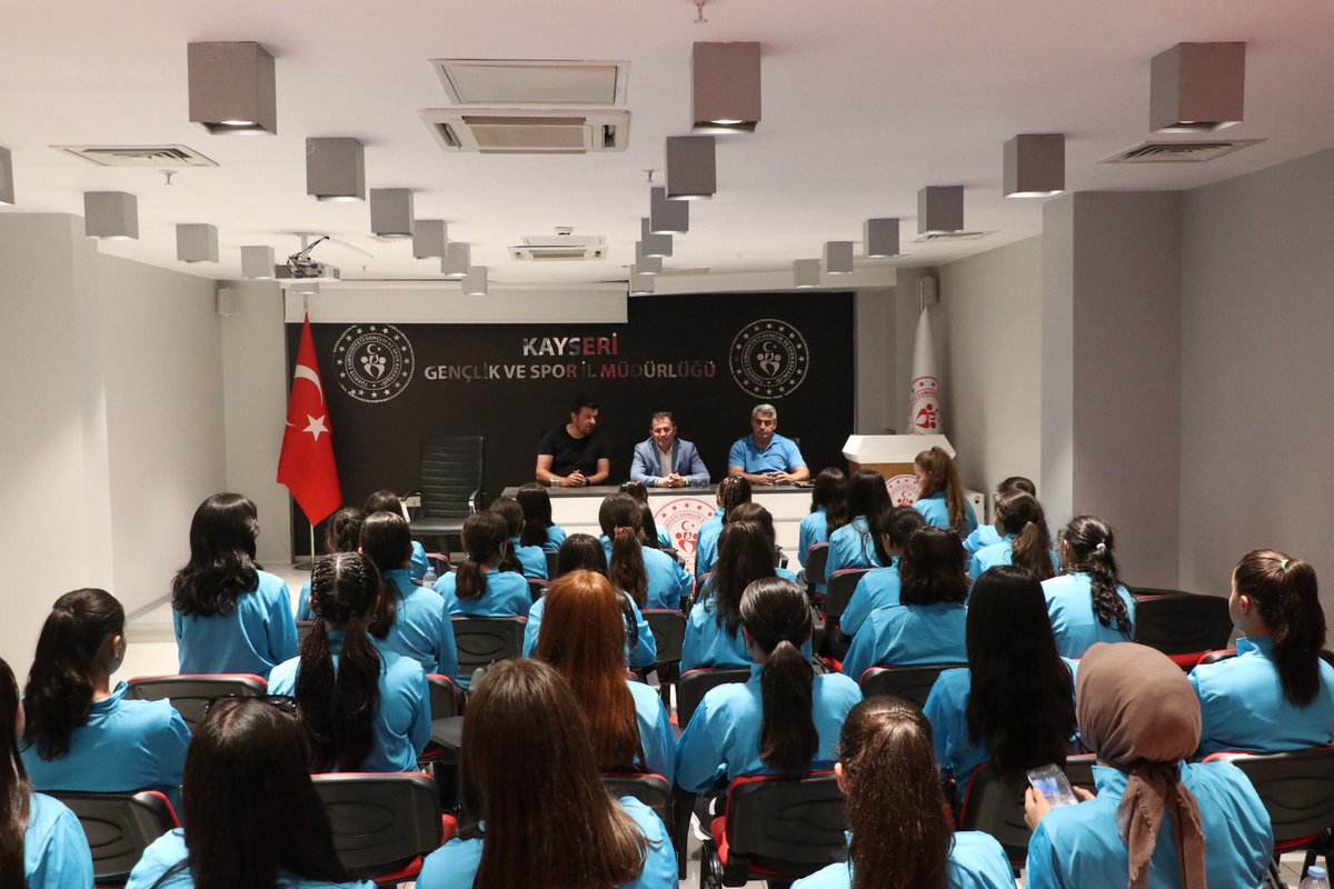 Valimiz Sayın Gökmen Çiçek'in talimatları doğrultusunda İl Müdürümüz Ali İhsan Kabakcı'dan Eşofman takımlarımızı aldık Valimiz Sayın Gökmen Çiçek'e ve İl Müdürümüz Ali İhsan Kabakcı'ya teşekkür ediyoruz. <a href="/KABAKCI46/">Ali İhsan Kabakcı</a>  <a href="/gokmen_cicek_/">Gökmen Çiçek</a> <a href="/ali__kayseri/">Ali KILIÇ</a> <a href="/buzkayaali/">Ali BUZKAYA</a>