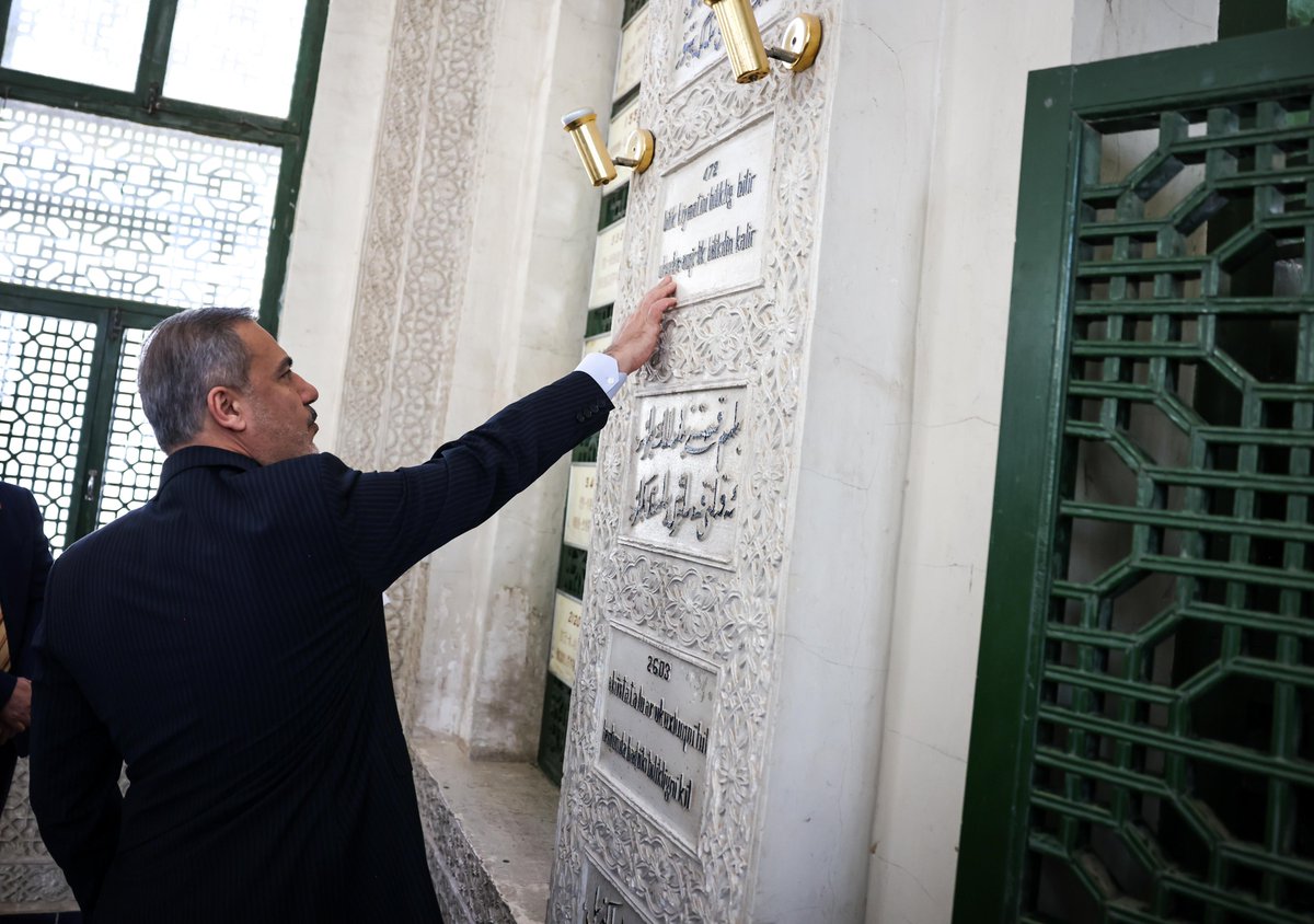 HakanFidan's tweet photo. Uzun yıllardır, Türk İslam medeniyetinin kuruluşuna katkı veren pek çok tarihi şehri ziyaret etme fırsatım oldu. 

Mâverâünnehir ve Fergana Vadisi’nin şehirlerini, tarihi Horasan kentlerini ve diğer coğrafyalardaki Selçuklu şehirlerini defalarca görme imkanı buldum. 

Urumçi ve Kaşgar, içimde hep ukde olarak kalmıştı. Nihayet, Çin’deki temaslarım vesilesiyle bu iki kadim şehri de ziyaret ettim.   

“Kitabın adını Kutadgu Bilig koydum. Okuyana kutlu olsun ve ona yol göstersin. Ben sözümü söyledim ve kitabı yazdım. Bu kitap uzanıp her iki dünyayı tutan bir eldir” diye tanımladığı ünlü eserin müellifi, büyük âlim Yusuf Has Hâcib'in aziz ruhuna Fâtiha okudum. 

Allah bütün âlimlerimize rahmet eylesin.