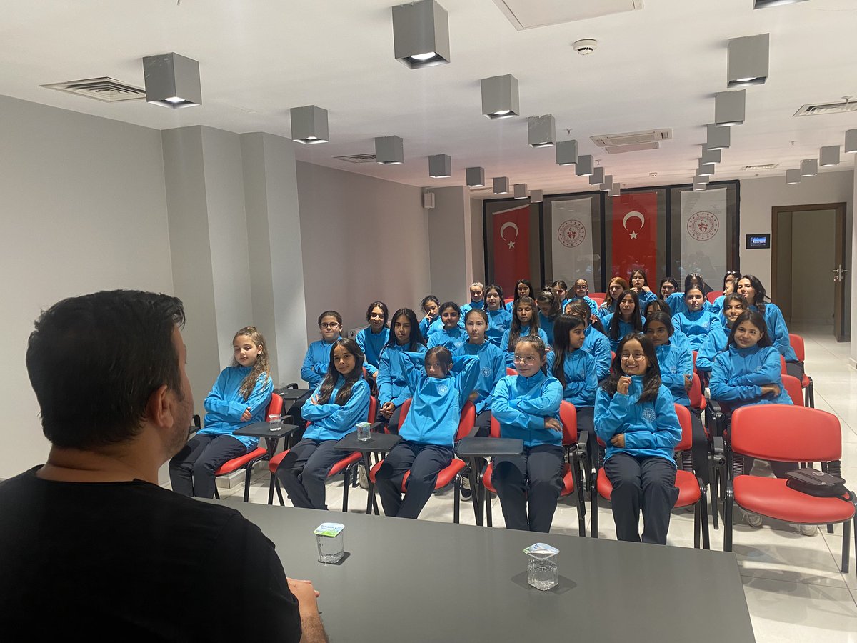 Valimiz Sayın Gökmen Çiçek'in talimatları doğrultusunda İl Müdürümüz Ali İhsan Kabakcı'dan Eşofman takımlarımızı aldık Valimiz Sayın Gökmen Çiçek'e ve İl Müdürümüz Ali İhsan Kabakcı'ya teşekkür ediyoruz. <a href="/KABAKCI46/">Ali İhsan Kabakcı</a>  <a href="/gokmen_cicek_/">Gökmen Çiçek</a> <a href="/ali__kayseri/">Ali KILIÇ</a> <a href="/buzkayaali/">Ali BUZKAYA</a> <a href="/ahmetin38/">ahmetin</a>