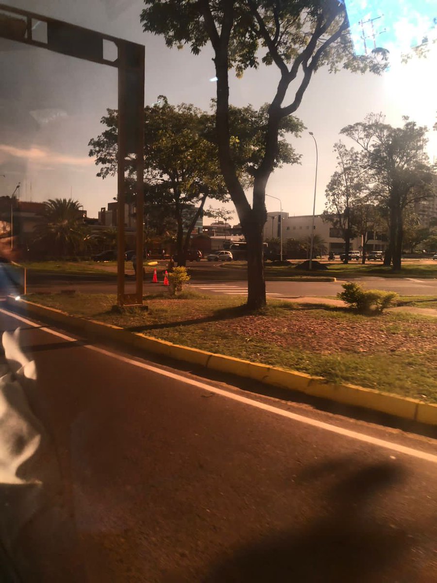 Luisrgrb65's tweet photo. Cerrados por el Rwgimen Genocida Todos los accesos al sector de Alta vista donde sería la concentración con María Corina en Puerto Ordaz 🤦🏽‍♀️🤬🧐....jajajajajaja igual se va a realizar pendejos.... https://t.co/eWRM5ckOI7