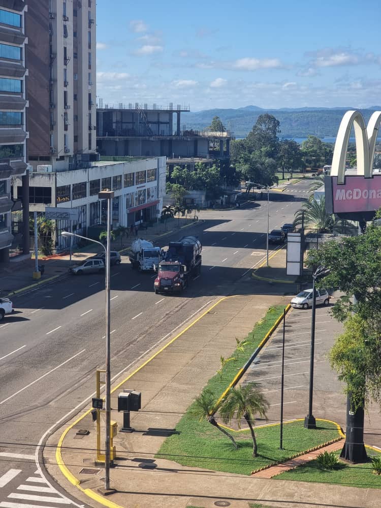 Luisrgrb65's tweet photo. Cerrados por el Rwgimen Genocida Todos los accesos al sector de Alta vista donde sería la concentración con María Corina en Puerto Ordaz 🤦🏽‍♀️🤬🧐....jajajajajaja igual se va a realizar pendejos.... https://t.co/eWRM5ckOI7