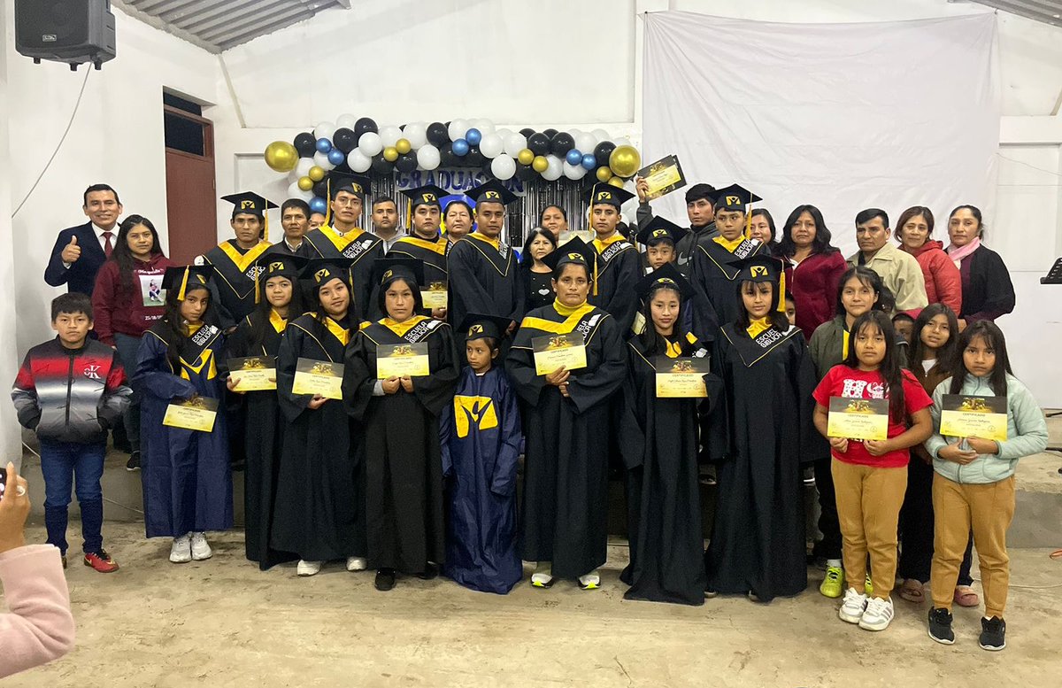 NuevoTiempoPeru's tweet photo. 🎉 ¡45 graduados de Escuela Bíblica en Virú!

💛 Un gran grupo de estudiantes de la Biblia están listos para dar el siguiente paso en la fe. 

🌱 Estas son las bendiciones de un lindo ministerio que está liderando el pr. Javier Cabrera en la Asociación Nor Oriental del Perú. 🇵🇪 https://t.co/z4RPZzoWB0